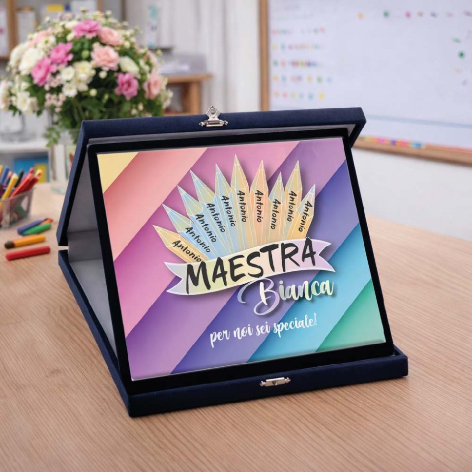 Targa Personalizzata ''MATITE NOMI'' Astuccio in Legno Blu Idea Regalo di Classe fine Anno Scolastico Maestra Asilo Nido, Scuola Materna, elementare Infanzia