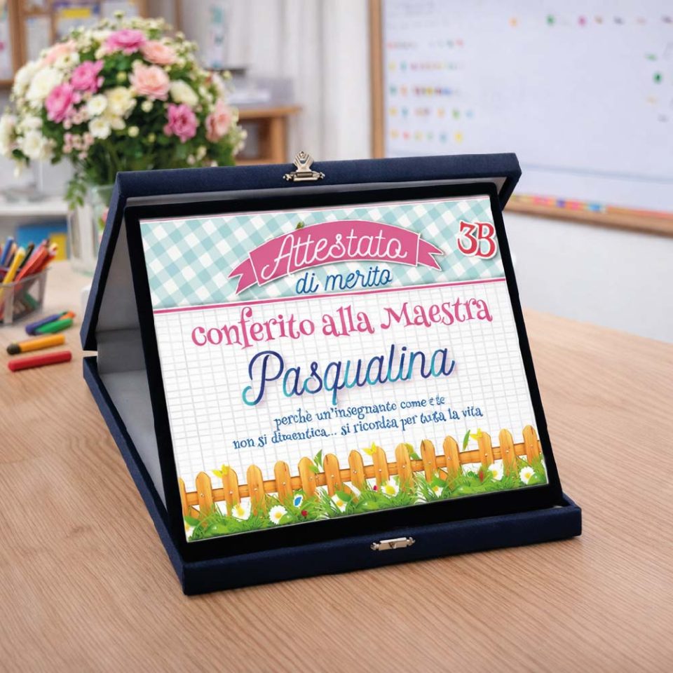 Targa Personalizzata ''ATTESTATO DI MERITO'' Astuccio in Legno Blu Idea Regalo di Classe fine Anno Scolastico Maestra Asilo Nido, Scuola Materna, elementare Infanzia