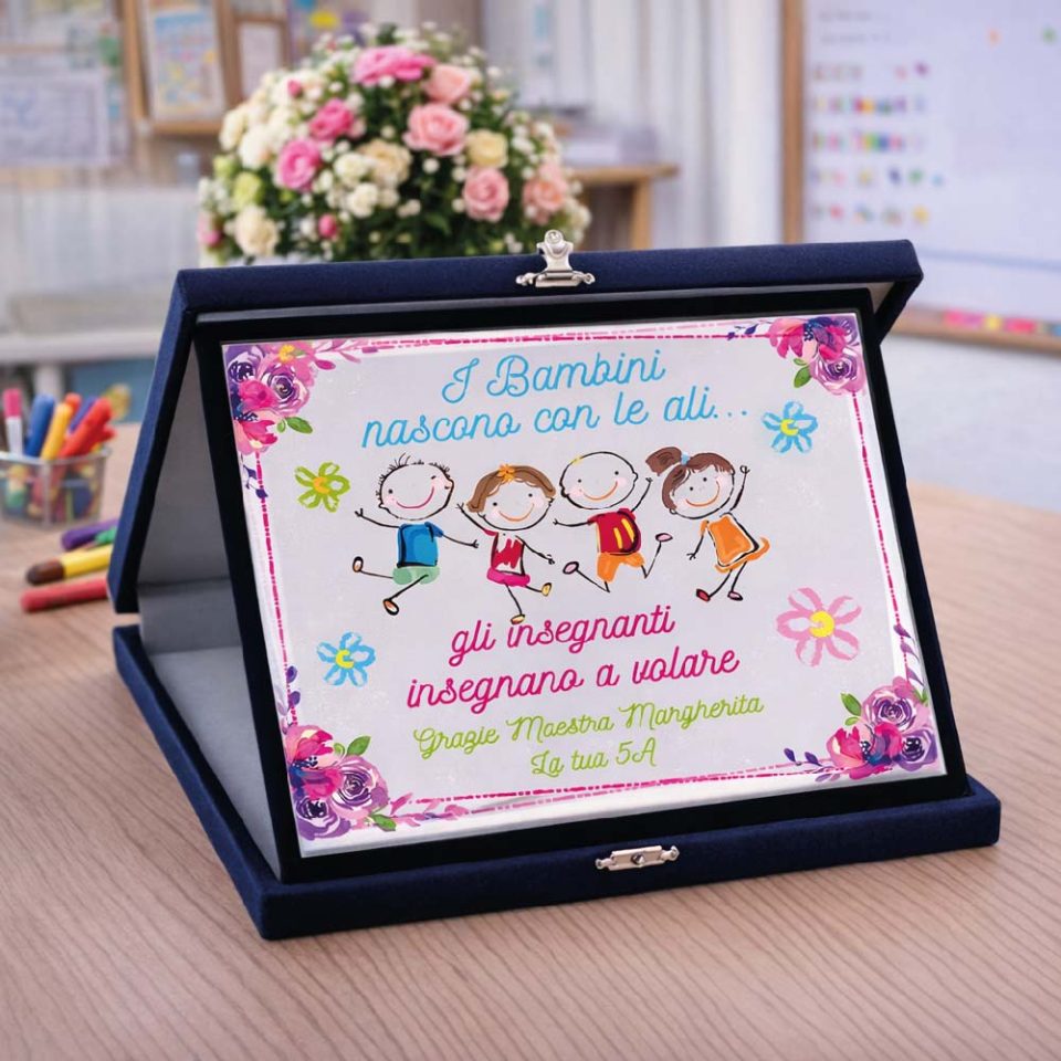 Targa Personalizzata ''INSEGNANO A VOLARE'' Astuccio in Legno Blu Idea Regalo di Classe fine Anno Scolastico Maestra Asilo Nido, Scuola Materna, elementare Infanzia