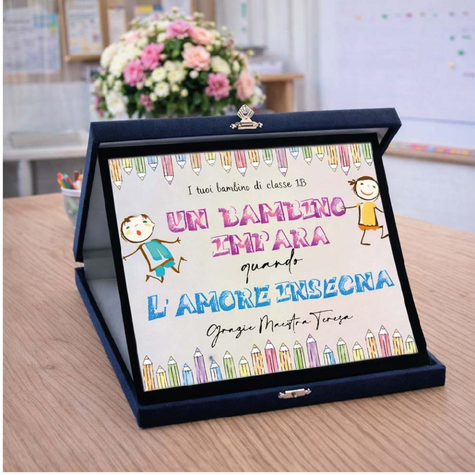 Targa Personalizzata ''L'AMORE INSEGNA'' Astuccio in Legno Blu Idea Regalo di Classe fine Anno Scolastico Maestra Asilo Nido, Scuola Materna, elementare Infanzia