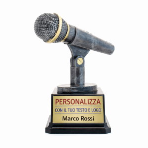 Trofeo microfono personalizzato su podio durante premiazione gara canto con cantanti e pubblico