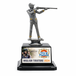 Trofeo tiro a segno utilizzato in premiazione su campo da tiro con bersagli e attrezzatura sportiva