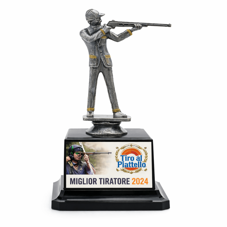 Trofeo tiro a segno utilizzato in premiazione su campo da tiro con bersagli e attrezzatura sportiva